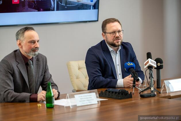 Od lewej prof. Andrzej Rozmus, rektor WSIiZ i Michał Tabisz, prezes PCI