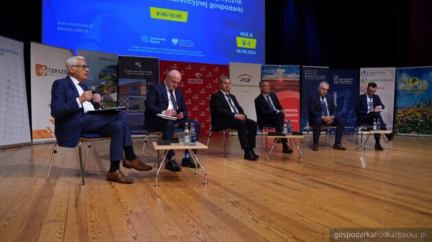 Poprzednia edycja konferencji odbyła się m.in. z udziałem m.in. prof. Jerzego Buzka (pierwszy z lewej) i ministra Pawła Kowala (drugi z lewej). Fot. Michał Szal/IPE