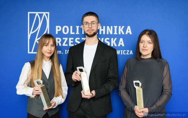 Od lewej mgr inż. arch. Paulina Więcek, mgr inż. arch. Przemysław Dybaś, dr inż. Joanna Krasoń. Fot. Arkadiusz Surowiec, Politechnika Rzeszowska