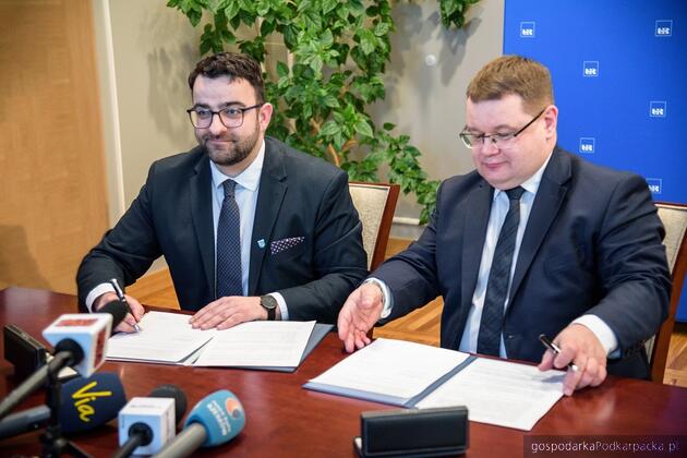 Od lewej Krzysztof Jarosz, starosta rzeszowski i prof. Adam Reich, rektor UR. Fot. powiat rzeszowski