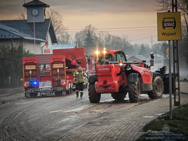 Usuwanie skutkó podtopień w Pawłosiowie. Zobacz zdjęcia