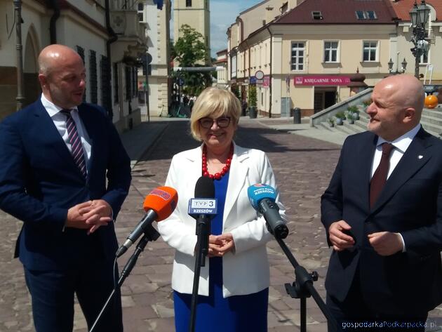 test Od lewej prezydent Rzeszowa Konrad Fijołek, wojewoda Teresa Kubas-Hul i poseł Paweł Kowal z Koalicji Obywatelskiej