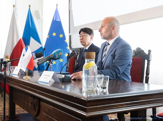 test Od lewej ł Bomki Woo, burmistrz Jeonju i Konrad Fijołek, prezydent Rzeszowa. Fot. Grzegorz Bukała