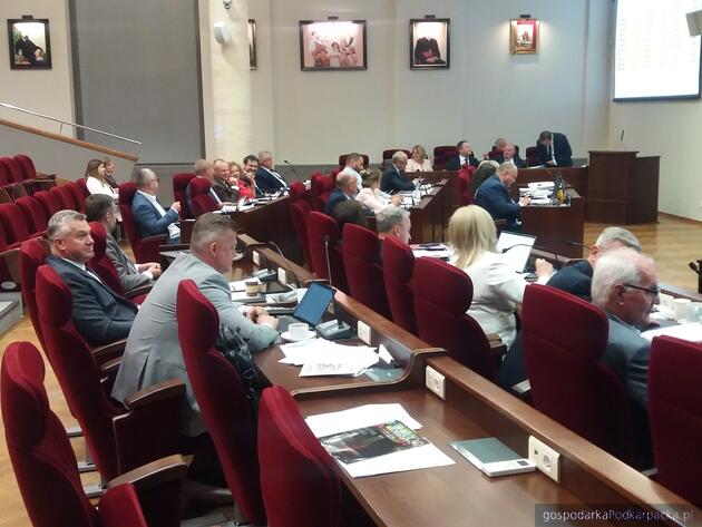 test Zarząd województwa podkarpackiego dostał absolutorium i wotum zaufania