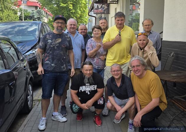 Andrzej Gołota wraz z członkami klubu Żółty Szalik w Rzeszowie