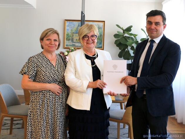 test Od lewej: skarbnik gminy Tyczyn Anna Jasińska, wojewoda podkarpacka Teresa Kubas-Hul i burmistrz Janusz Błotnicki. Fot. Jerzy Zygadło