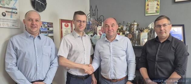 test Spotkanie w Urzędzie Miejskim w Błażowej. Od lewej dr inż. Sławomir Stec, dr hab. Mariusz Ruszel (obydwaj z Instytutu Polityki Energetycznej im. Łukasiewicza), burmistrz Błażowej Jerzy Kocój i kierownik Referatu Rozwoju Gospodarczego, Budownictwa, Gospodarki Mieniem Urzędu Miejskiego Michał Czapla