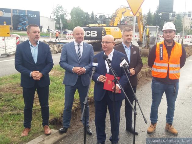 test Od lewej dyrektor Miejskiego Zarządu Dróg Andrzej Maciejko, prezydent Rzeszowa Konrad Fijołek, poseł Adam Dziedzic, radny Mateusz Maciejczyk i kierownik robót Sławomir Drążek z Eurovia,