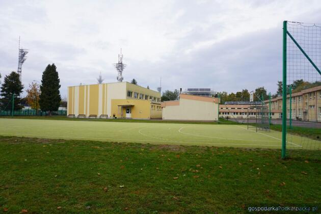 test Sześciu chętnych na budowę hali sportowej przy Szkole Podstawowej nr 6 w Mielcu