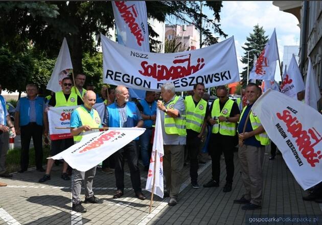 Edmund Myszka w niebieskiej kamizelce na pierwszym planie podczas pikiety z poniedziałku 21 lipca 2025 r. Fot. Solidarność
