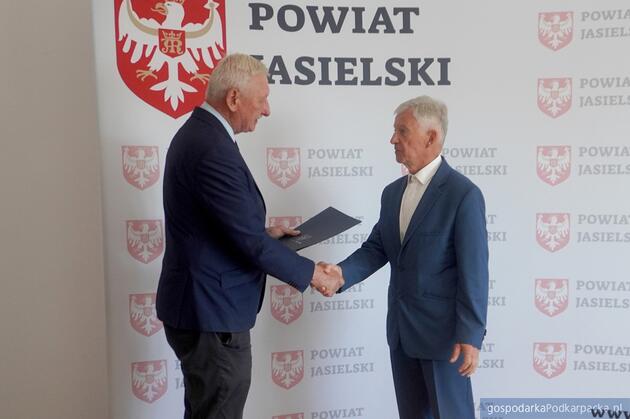 test Od lewej starosta jasielski Adam Pawluś i dyrektor Henryk Przybycień. Fot. powiat jasielski.