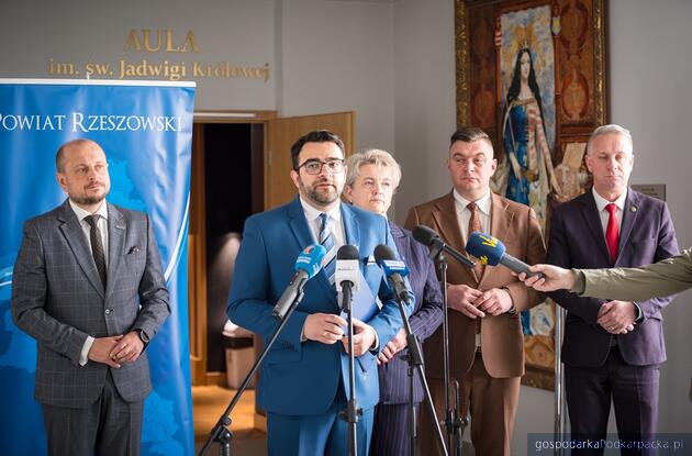 Pracownik biurowy w wojsku (kancelaria)