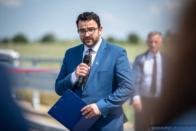 Starosta rzeszowski Krzysztof Jarosz, w tle senator i były starosta Józef Jodłowski