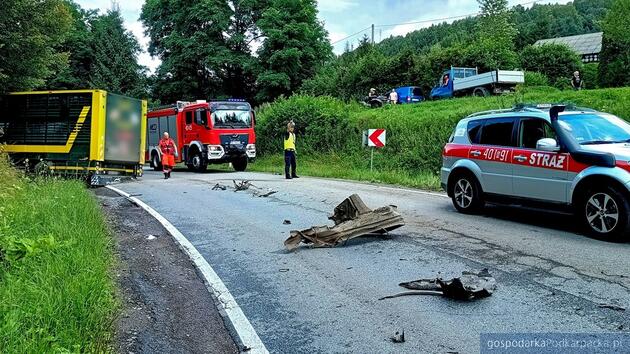 Zderzenie auta osobowego i ciężarówki wiozącej zwierzęta