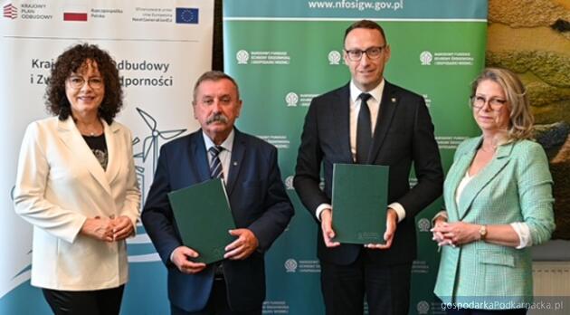 test Od lewej posłanka Elżbieta Burkiewicz, zastępcy prezesa NFOŚiGW Józef Matysiak, prezydent Tarnobrzega Łukasz Nowak i dyrektor Departamentu Efektywności Energetycznej NFOŚiGW Katarzyna Jastrzemska
