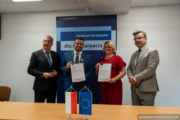 test Od lewej wicestarosta rzeszowski Jerzy Bednarz, starosta rzeszowski Krzysztof Jarosz, członek zarządu województwa Anna Huk i dyrektor WUP w Rzeszowie Tomasz Czop