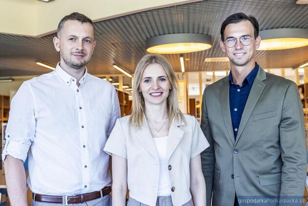 test Od lewej dr inż. Krzysztof Wieczerzak, prof. PRz Małgorzata Kida, prof. PRz Maksymilian Mądziel (fot. Beata Motyka, Politechnika Rzeszowska)
