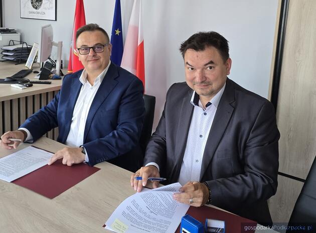test Od lewej Seweryn Kornak, zastępca wójta Świlczy i Damian Jarczykowski - prezes Apa Arches podczas podpisania umowy