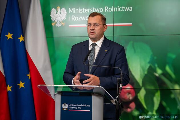 test Minister Stefan Krajewski zwraca się do dziennikarzy (fot. MRiRW)