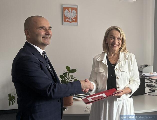 test Od lewej dyrektor oddziału BGK w Rzeszowie Konrad Skomra i wiceprezydent Krosna Miranda Trojanowska. Fot. krosno.pl