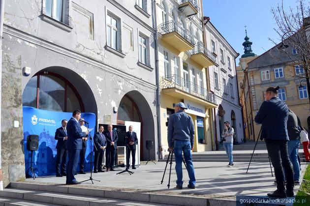 Uroczystość przekazania kamienicy Rynek 11 samorządowi wojewódzkiemu. Fot. podkarpackie.pl