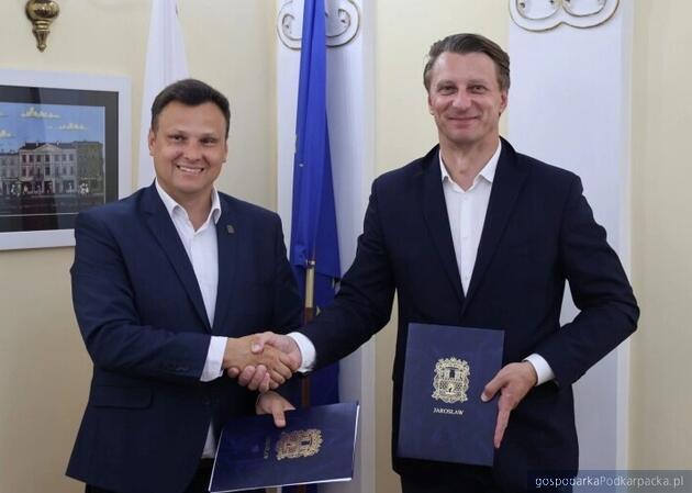 test Od lewej burmistrz Jarosławia Marcin Nazarewicz i dyrektor firmy Strabag Maciej Łukaszek