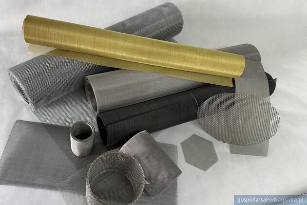 Jak dobrać siatkę metalową do konkretnego procesu produkcyjnego? Poradnik dla inżynierów i zakupowców