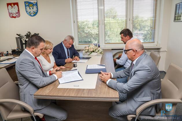 test Podpisanie umowy na rewitalizację zabytkowej stacji w Hadlach Szklarskich. Fot. powiat przeworski