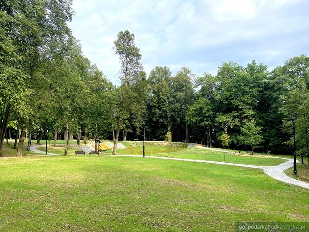 Park przy Pałacu Humnickich w Birczy odzyskał swój dawny urok