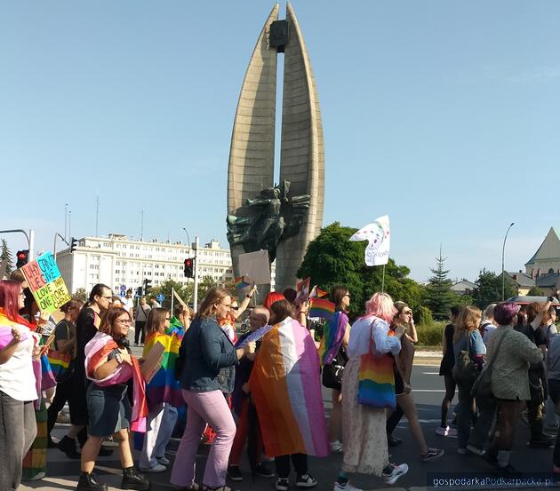 Marsz równości i pikieta obrońców życia w Rzeszowie