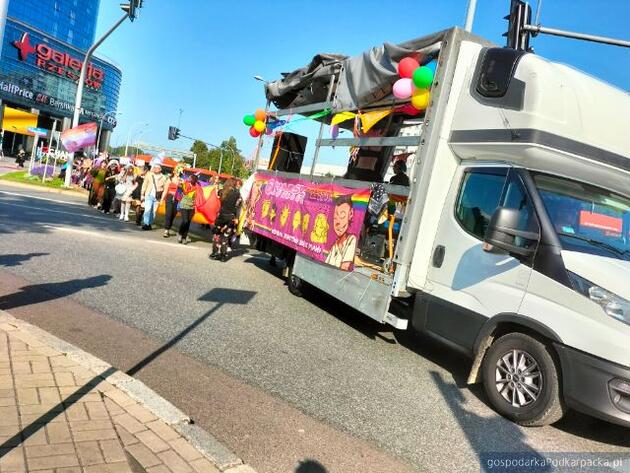 Marsz równości i pikieta obrońców życia w Rzeszowie