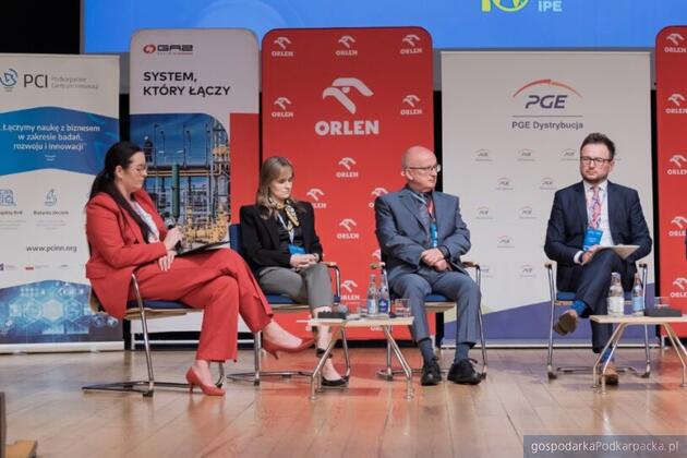 Od lewej moderatorka Kinga Kalandyk z WFOŚiGW w Rzeszowie, dr inż. Beata Piotrowska – Politechnika Rzeszowska, Instytut Polityki Energetycznej im. I. Łukasiewicza, Andrzej Kulig – dyrektor Departamentu Środowiska Urzędu Marszałkowskiego Województwa Podkarpackiego, Mariusz Podkański – wiceprezes ds. infrastruktury Sieciowej PGE Dystrybucja. Fot. Arkadiusz Surowiec Od lewej moderatorka Kinga Kalandyk z WFOŚiGW w Rzeszowie, dr inż. Beata Piotrowska – Politechnika Rzeszowska, Instytut Polityki Energetycznej im. I. Łukasiewicza, Andrzej Kulig – dyrektor Departamentu Środowiska Urzędu Marszałkowskiego Województwa Podkarpackiego, Mariusz Podkański – wiceprezes ds. infrastruktury Sieciowej PGE Dystrybucja. Fot. Arkadiusz Surowiec