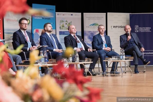 Od lewej Mariusz Podkański – wiceprezes ds. infrastruktury Sieciowej PGE Dystrybucja, Krzysztof Stańko – zastępca prezydenta Rzeszowa, Jerzy Kocój – burmistrz Błażowej, Andrzej Gierczak – ekspert, Asseco Polska, Bogdan Szymański – prezes Fundacji Instytut Trendów, wiceprezes Stowarzyszenia Branży Fotowoltaicznej POLSKA PV. Fot. Arkadiusz Surowie Od lewej Mariusz Podkański – wiceprezes ds. infrastruktury Sieciowej PGE Dystrybucja, Krzysztof Stańko – zastępca prezydenta Rzeszowa, Jerzy Kocój – burmistrz Błażowej, Andrzej Gierczak – ekspert, Asseco Polska, Bogdan Szymański – prezes Fundacji Instytut Trendów, wiceprezes Stowarzyszenia Branży Fotowoltaicznej POLSKA PV. Fot. Arkadiusz Surowie