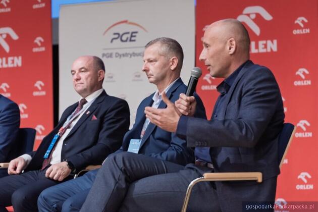 Od lewej Jerzy Kocój – burmistrz Błażowej, Andrzej Gierczak – ekspert, Asseco Polska, Bogdan Szymański – prezes Fundacji Instytut Trendów, wiceprezes Stowarzyszenia Branży Fotowoltaicznej POLSKA PV Od lewej Jerzy Kocój – burmistrz Błażowej, Andrzej Gierczak – ekspert, Asseco Polska, Bogdan Szymański – prezes Fundacji Instytut Trendów, wiceprezes Stowarzyszenia Branży Fotowoltaicznej POLSKA PV