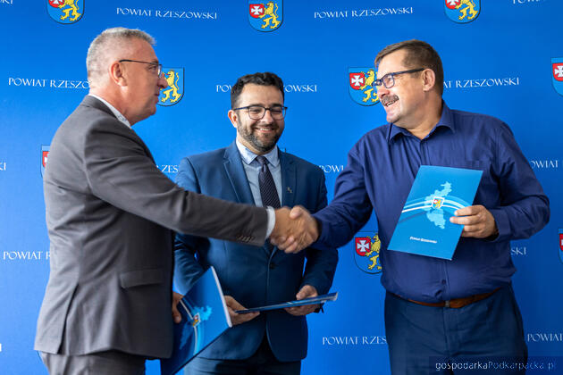 Od lewej wicestarosta Jerzy Bednarz, starosta Krzysztof Jarosz i wykonawca Krzysztof Bednarz