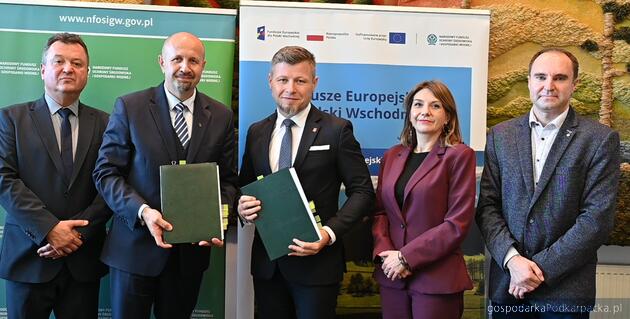 Od lewej: Robert Markiewicz zastępca dyrektora Departamentu Adaptacji do Zmian Klimatu NFOŚiGW, Robert Gajda - zastępca prezesa NFOŚiGW , Adam Kostrząb - burmistrz Jasła, Anna Wojnarowicz-Więcek - kierownik Wydziału Księgowości w Urzędzie Miasta Jasła; Maciej Kilanowski - doradca z Departamentu Adaptacji do Zmian Klimatu. Fot. NFOŚiGW