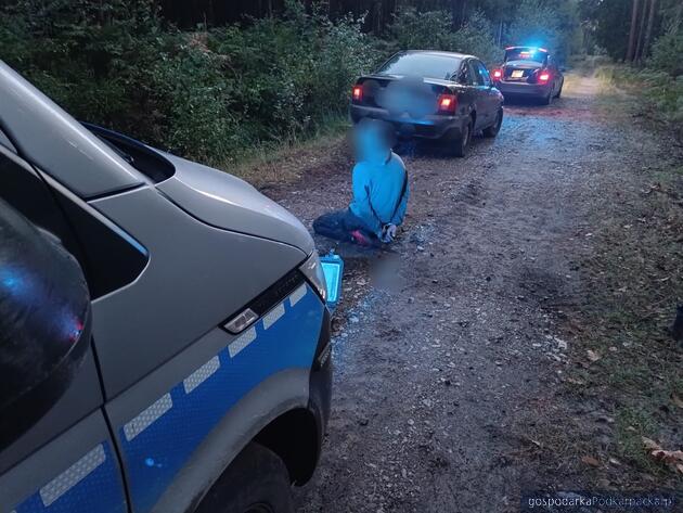 Uciekinier chwilę po zatrzymaniu przez policję. Fot. policja