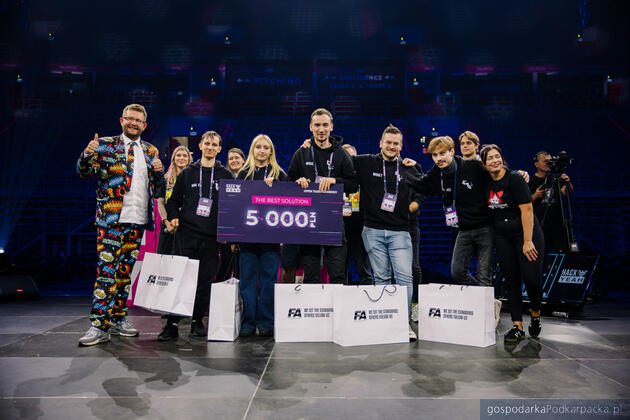 HexaTeam podczas odbioru nagrody na HackYeah 2025