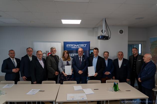 test Umowa na budowę drogi do terminala w Żurawicy wreszcie podpisana