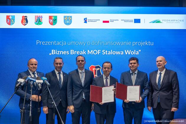 test Z dokumentami marszałek Władysław Ortyl (z lewej) i prezydent Lucjusz Nadbereżny