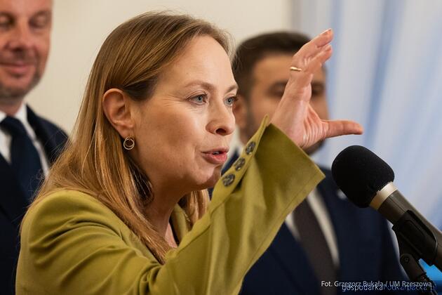 test Minister funduszy i polityki regionalnej Katarzyna Pełczyńska-Nałęcz. Za nią Konrad Fijołek, prezydent Rzeszowa i Krzysztof Stańko, zastępca prezydenta Rzeszowa