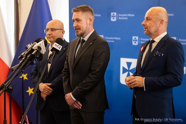 Od lewej poseł Adam Dziedzic, wiceprezydent Maciej Ulita i prezydent Konrad Fijołek