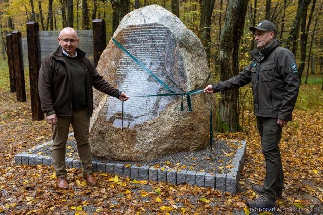 Od lewej dyrektor RDOŚ w Rzeszowie Sławomir Serafin oraz nadleśniczy Nadleśnictwa Sieniawa Janusz Starzak. Fot. RDPL