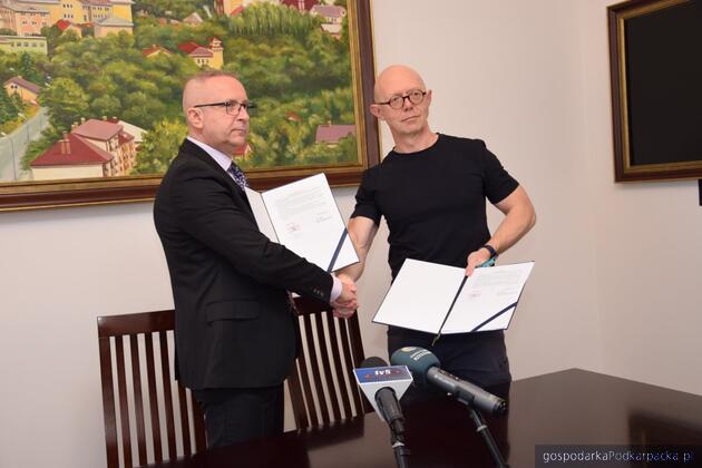 test Od lewej burmistrz Bogusław Kmieć i właściciel T10 Igor Bondarczuk