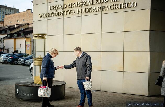 test Od lewej radna Prawa i Sprawiedliwości Joanna Bril i działacz Forum Młodych Ludowców Ernest Dąbrowski