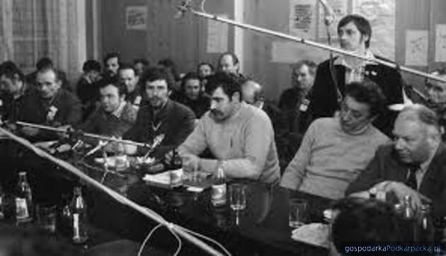 test Rozmowy Komitetu Strajkowego z delegacją rządowa w Rzeszowie. Od lewej: Józef Pelc, Czesław Opolski, Jan Ogrodnik, Bogdan Lis, Jan Kułaj, Józef Ślisz, Andrzej Stelmachowski. Fot. Aleksander Urbański, ze zbiorów Józefa Konkela, dzięki IPN Rzeszów