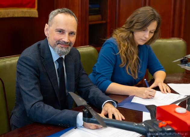 test Od lewej rektor dr hab. Andrzej Rozmus, prof. WSIiZ oraz Aneta Łobodzińska, prezeska Centrum Naukowo-Technologicznego Systemów Bezzałogowych