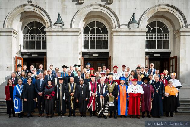 test Rektor, profesor Adam Reich piąty z prawej w pierwszym rzędzie. Fot. Uniwersytet Rzeszowski