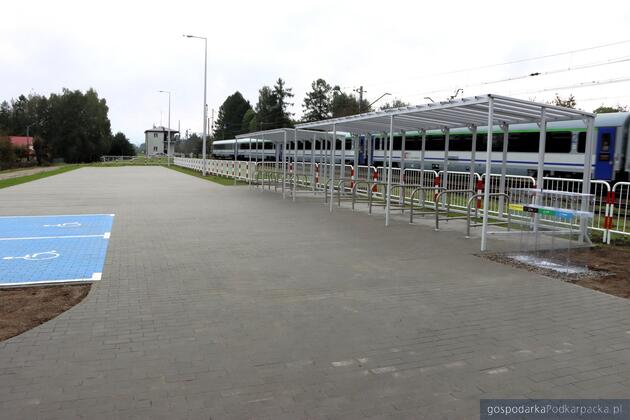 Parking przy stacji Rogóżno. Fot. Mateusz Bryndza 
