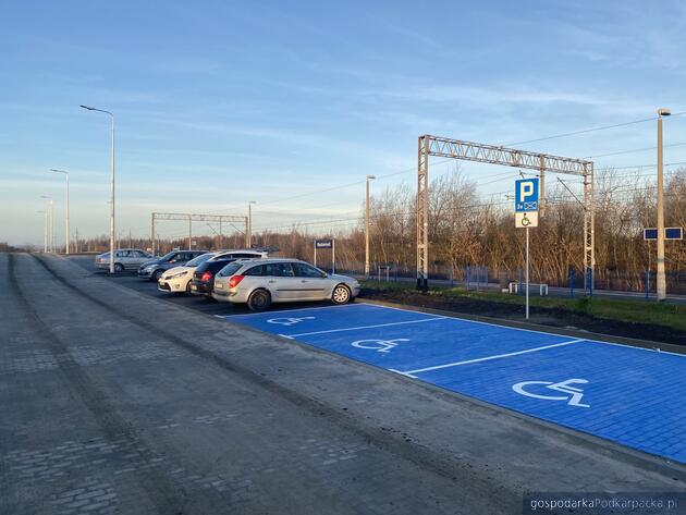 Parking przy przystanku kolejowym w Będziemyślu. Fot. Mateusz Bryndza
